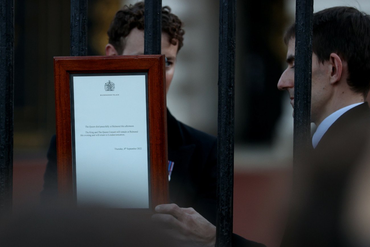 Na bramie prowadzącej do Pałacu Buckingham wywieszono krótką informację o śmierci królowej Elżbiety II