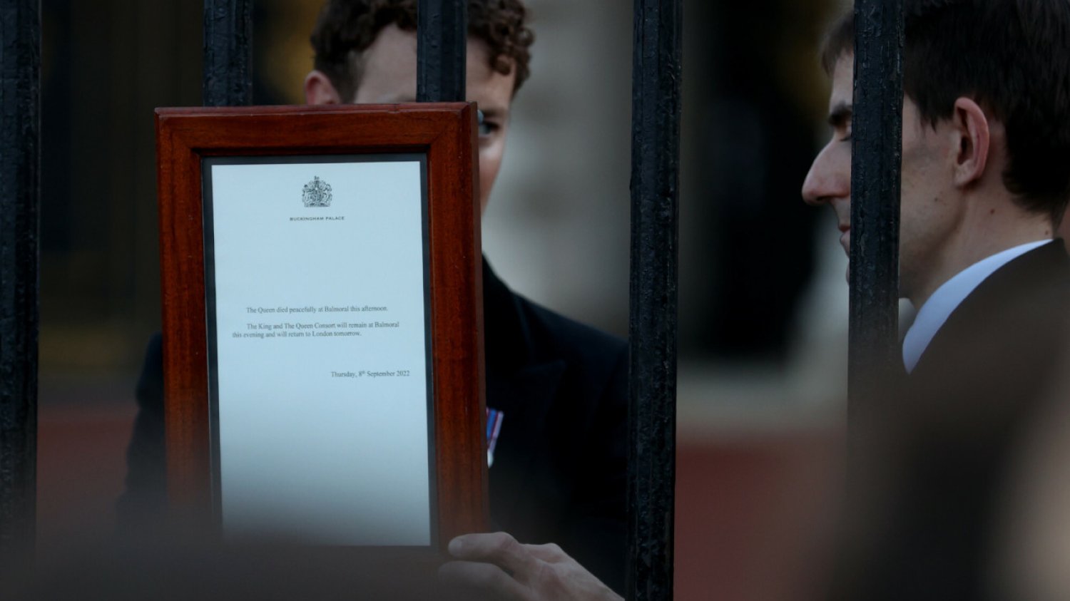 Na bramie prowadzącej do Pałacu Buckingham wywieszono krótką informację o śmierci królowej Elżbiety II