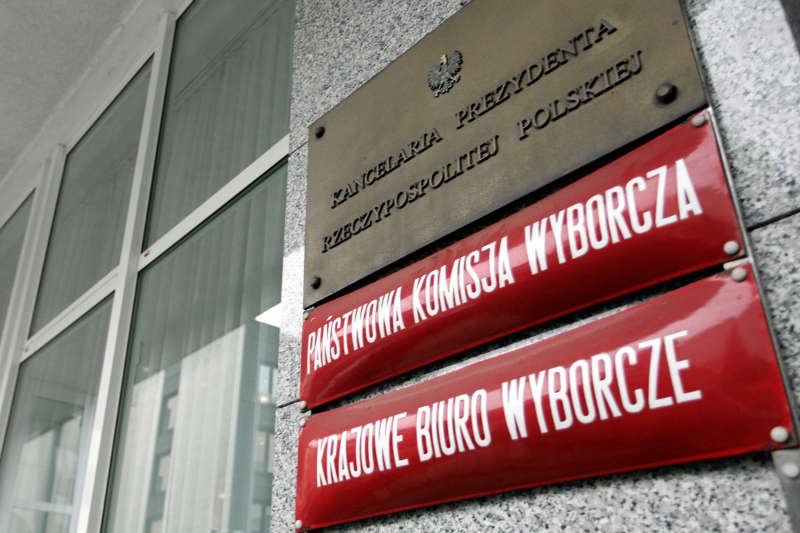 Wybory prezydenckie będą taką samą porażką jak samorządowe? PKW nie ma pieniędzy na przetarg, Sikorski interweniuje