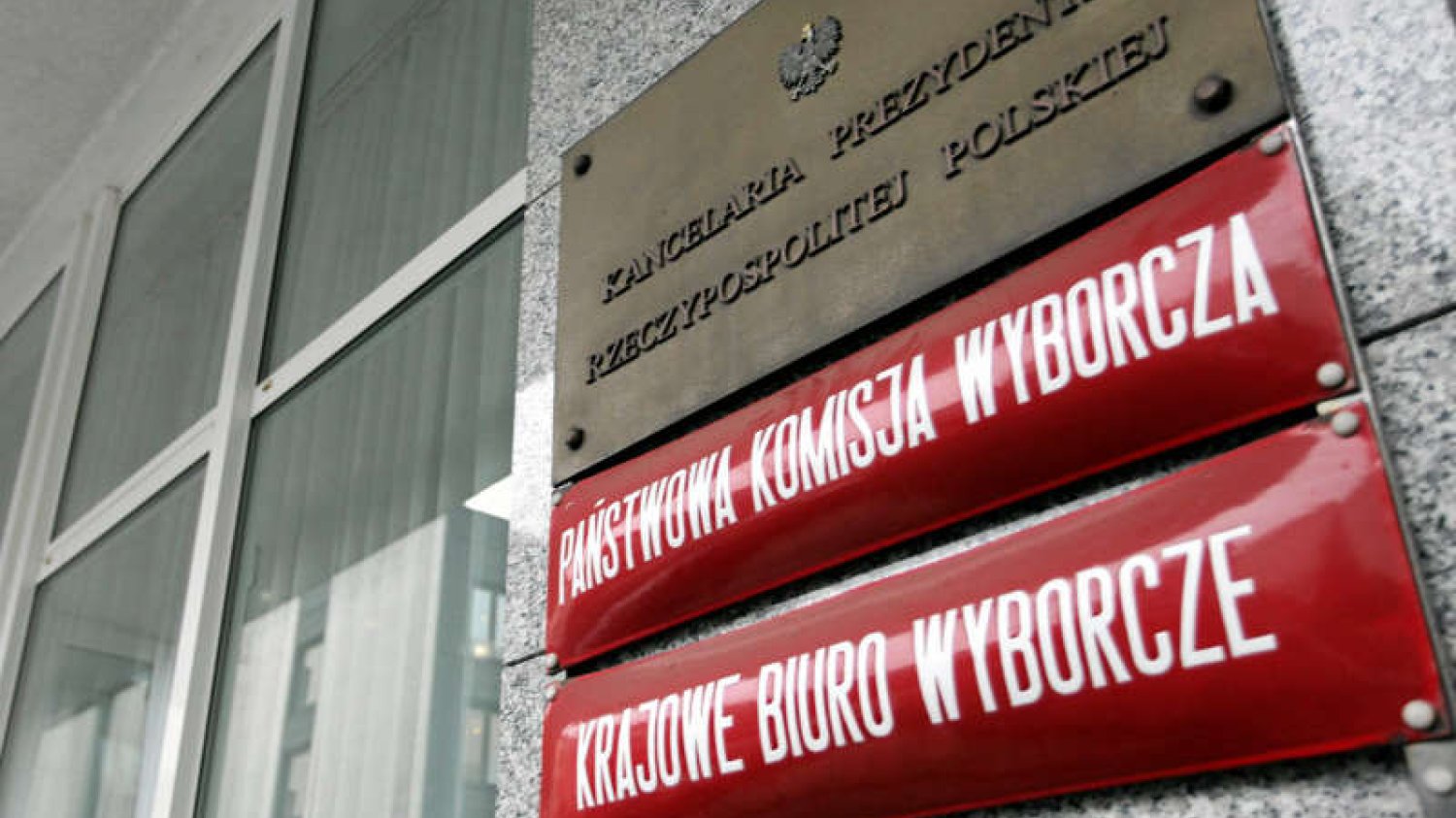 Wybory prezydenckie będą taką samą porażką jak samorządowe? PKW nie ma pieniędzy na przetarg, Sikorski interweniuje