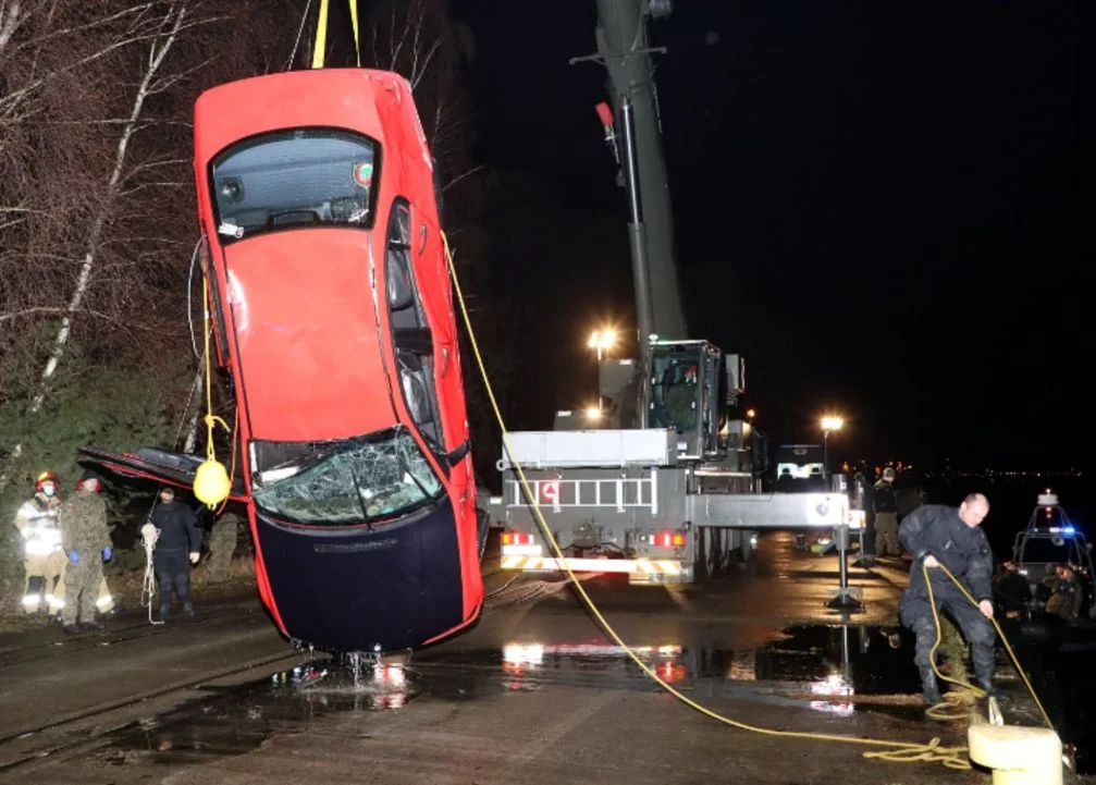 Świnoujście: Nurkowie wydobyli BMW, które wpadło do Kanału [ZDJĘCIA]