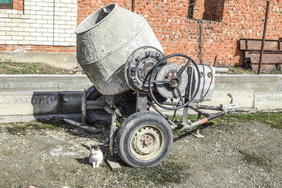 Ojciec i syn zostali śmiertelnie porażeni prądem na prywatnej posesji w Grodkowie.