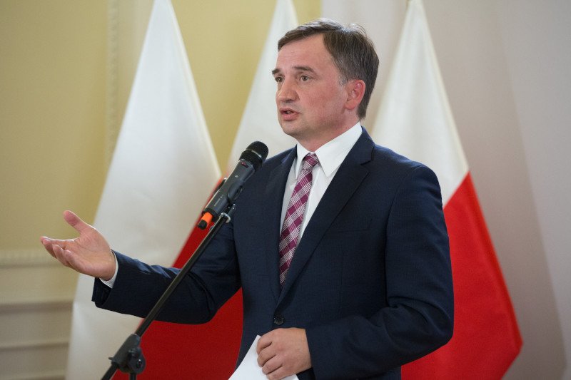 "Poleciłem zatrzymać także ojca dziecka i postawić obu rodzicom zarzuty zabójstwa i znęcania się ze szczególnym okrucieństwem" – poinformował Zbigniew Ziobro po śmierci 3-letniej dziewczynki w Kłodzku.