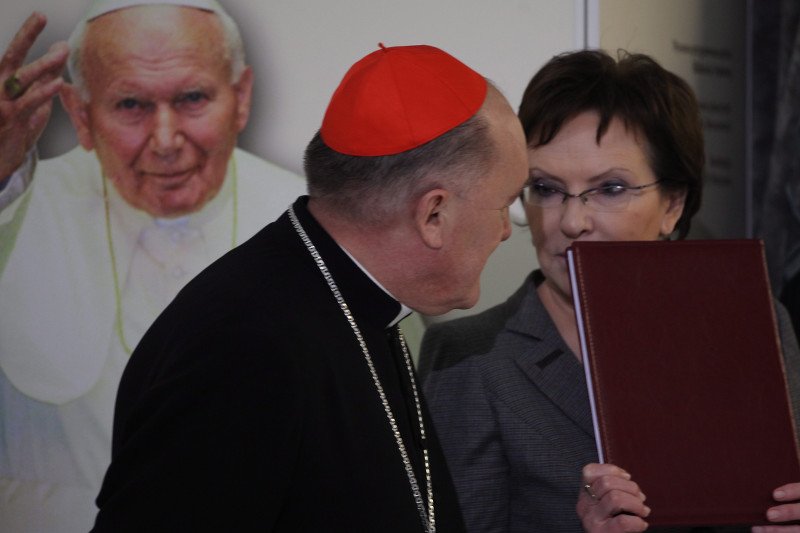 Premier Ewa Kopacz nie chce "państwa wyznaniowego". Ale jego przejawy mamy w Polsce