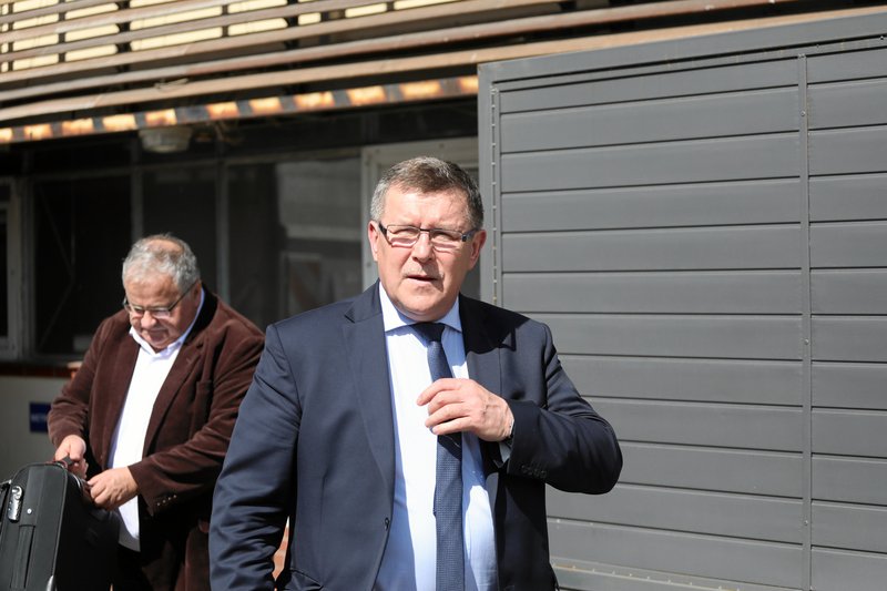 Zbigniew Kuźmiuk (PiS) wychodzący z siedziby partii przy ul. Nowogrodzkiej w Warszawie.