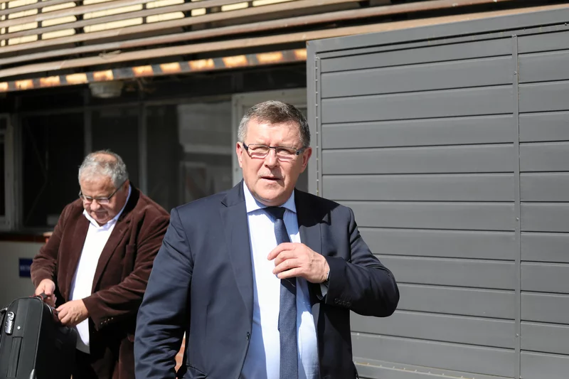 Zbigniew Kuźmiuk (PiS) wychodzący z siedziby partii przy ul. Nowogrodzkiej w Warszawie.
