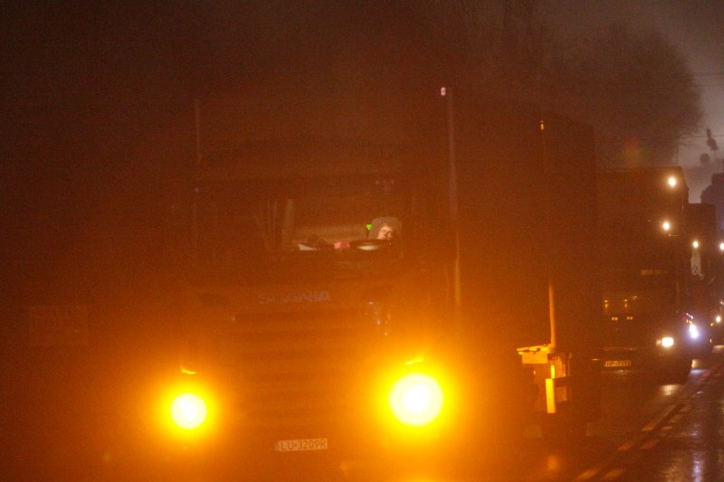 Było o włos od wypadku. Orkan Grzegorz zniszczył znaki drogowe i TIR wjechał na drewnianą kładkę. (zdjęcie poglądowe)