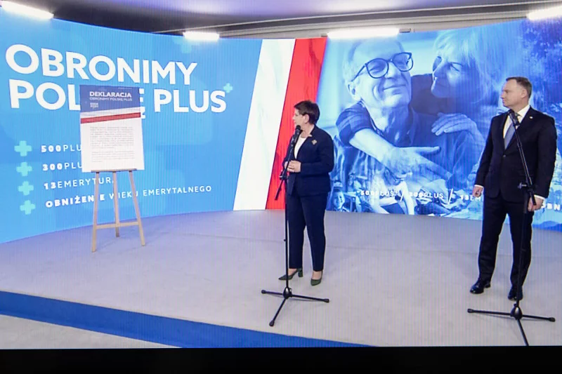 W poniedziałek rano prezydent w towarzystwie Beaty Szydło, podpisał publiczną deklarację, w której zobowiązał się, że nie zlikwiduje 500+ i nie podniesie wieku emerytalnego.