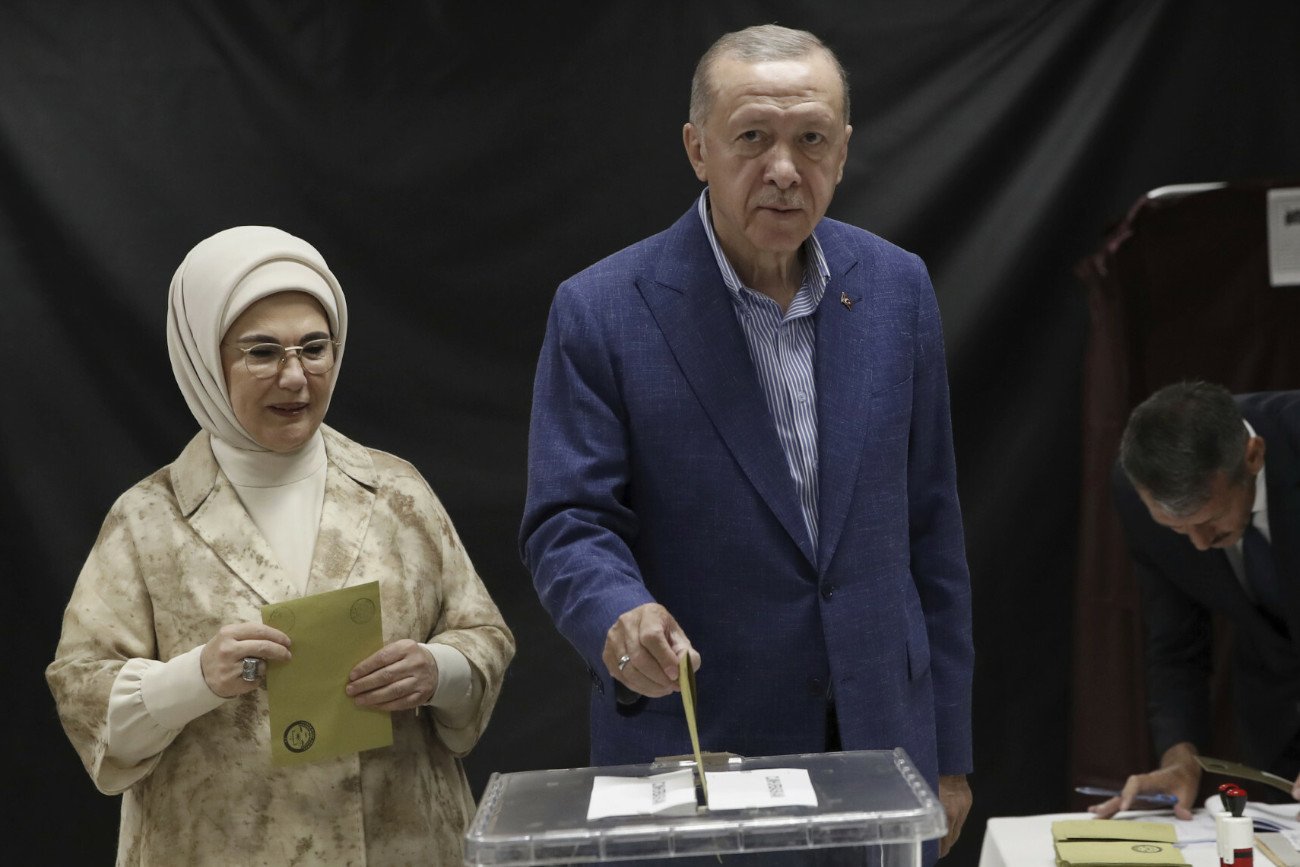 Erdogan z żoną podczas oddania głosu w drugiej turze wyborów prezydenckich w Turcji