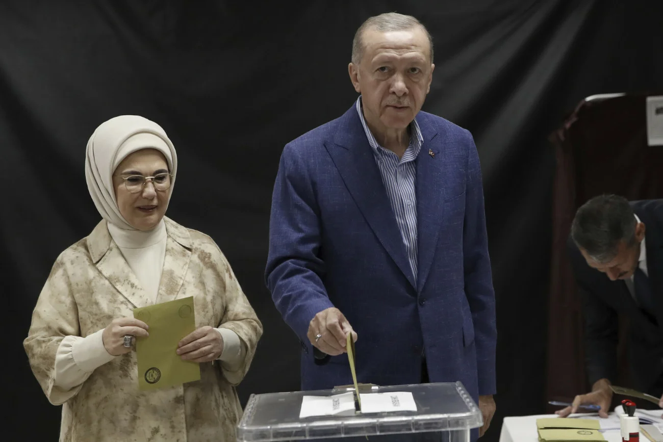 Erdogan z żoną podczas oddania głosu w drugiej turze wyborów prezydenckich w Turcji