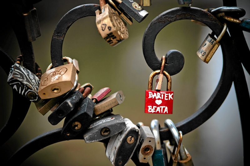 Moda na wieszanie kłódek dotyczy całego świata.