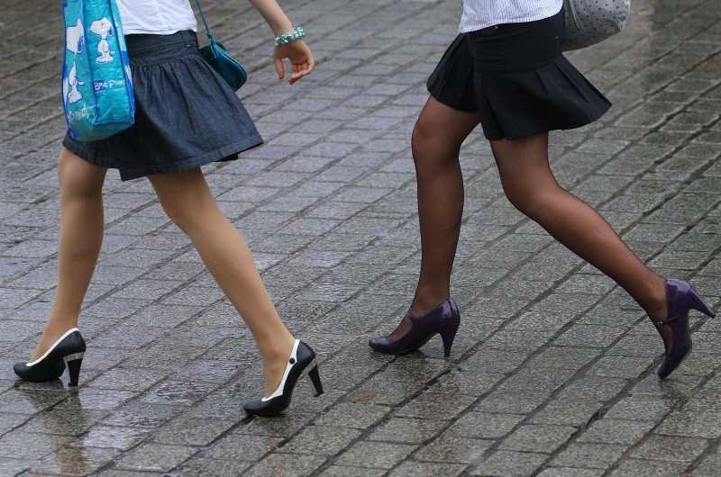 Sukienki mini to niestety codzienność na szkolnych akademiach