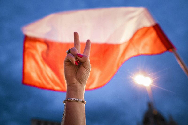 Pozornie wszystko wygląda jak dawniej. Ludzie chodzą do pracy, płacą podatki. Tymczasem obok władzy PiS powoli wyrasta państwo w państwie. Polska gorszego sortu.