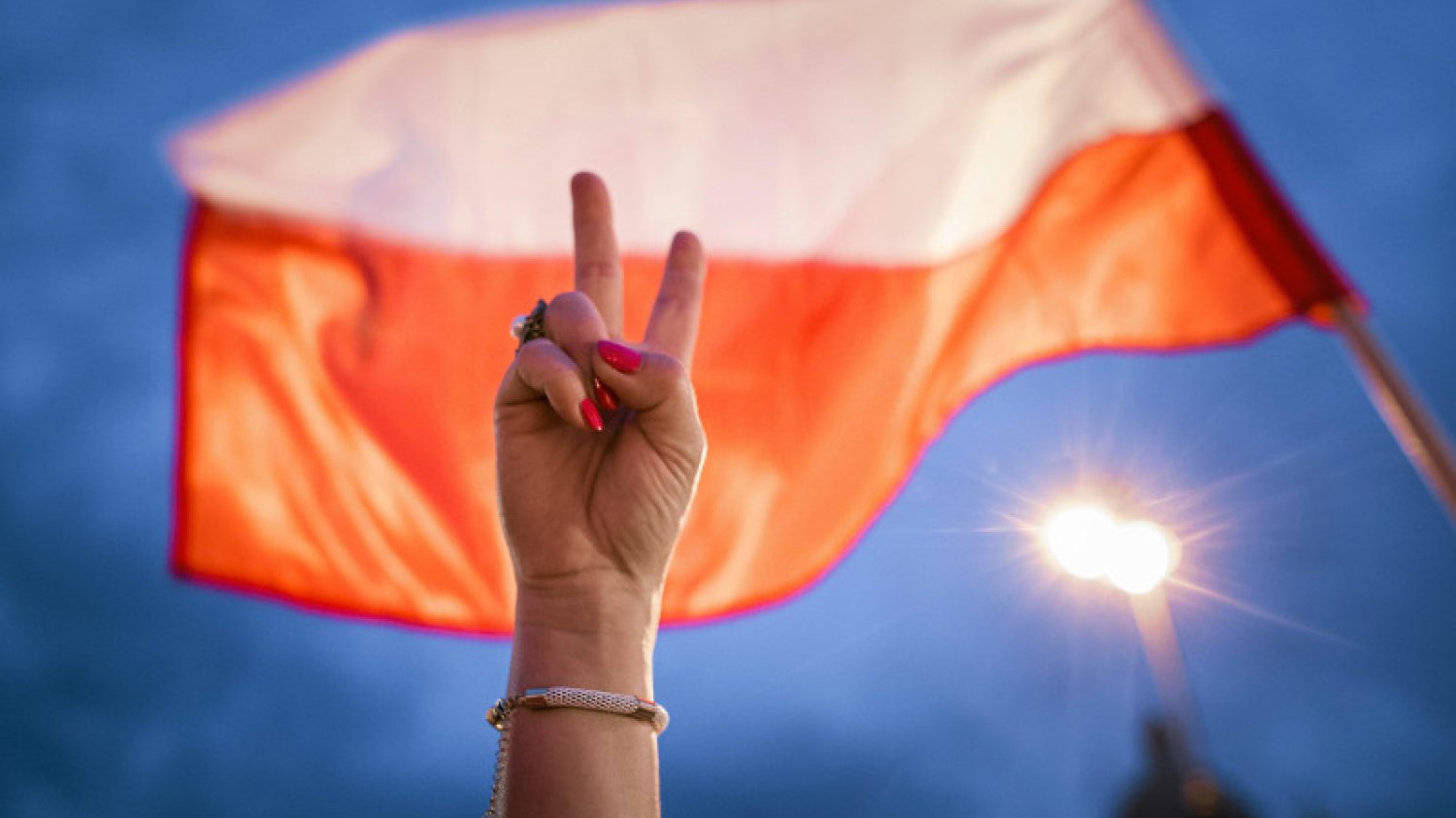 Pozornie wszystko wygląda jak dawniej. Ludzie chodzą do pracy, płacą podatki. Tymczasem obok władzy PiS powoli wyrasta państwo w państwie. Polska gorszego sortu.