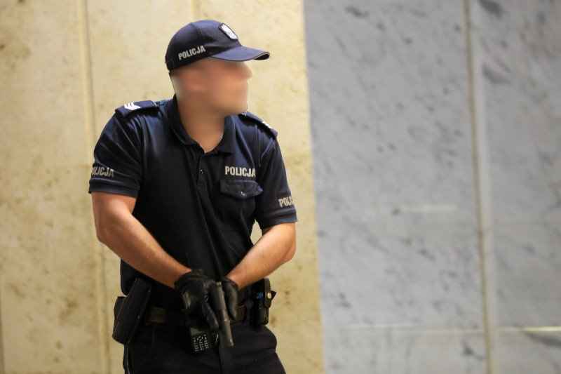 Policjant w przypadku zagrożenia życia nie musi oddawać strzału ostrzegawczego.