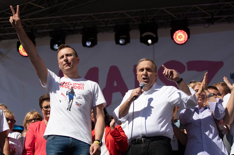 Przewodniczący PO Grzegorz Schetyna podobno już rozdziela ministerialne stanowiska, choć nie może być pewien zwycięstwa.