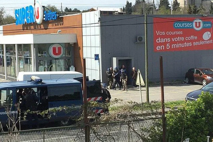 Sprawca ataku we francuskim supermarkecie w Trèbes został zastrzelony przez policję.