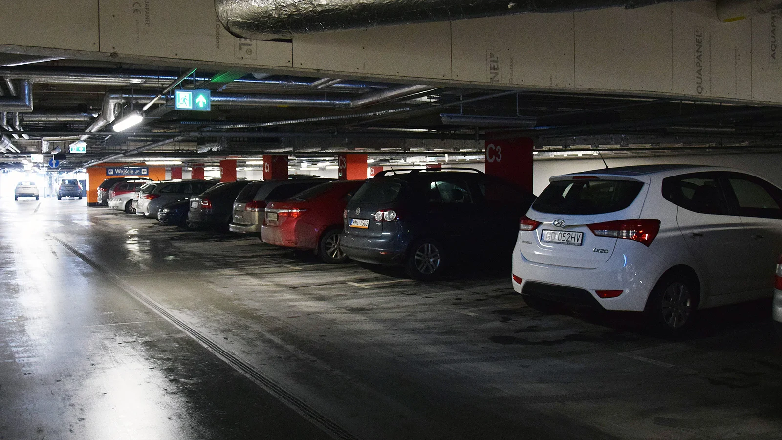 W większość polskich galerii handlowych w niedzielę panują pustki, jak w horrorach. Zupełnie inaczej jest w Galerii Metropolia w Gdańsku. Tu parkingi są pełne.