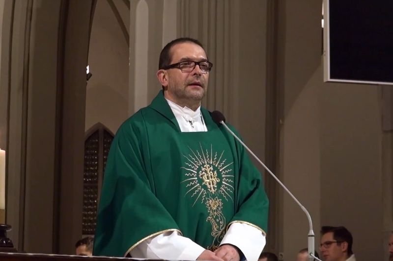 Słowami o drogich samochodach, którymi jeżdżą księża, ks. Jacek Stryczek przysporzy sobie dużo wrogów.