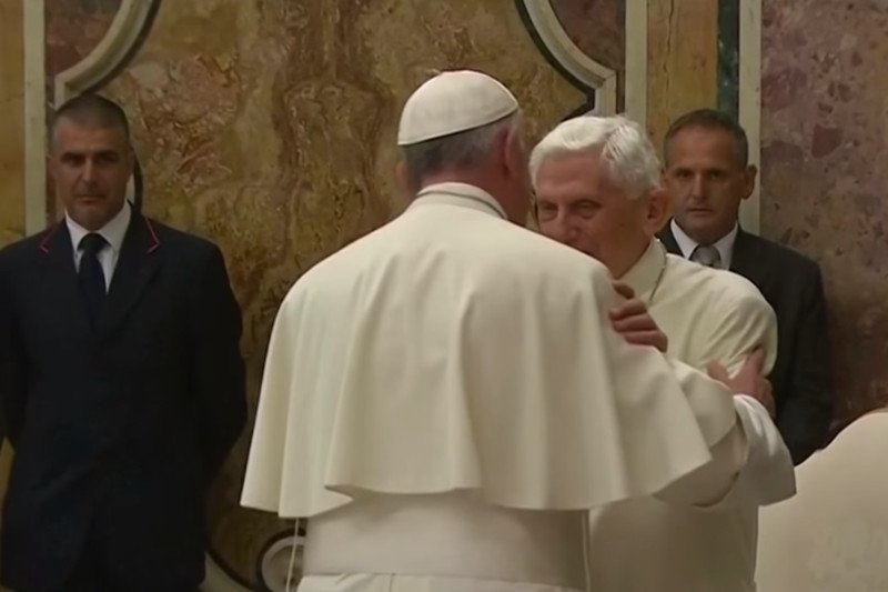 Papież emeryt Benedykt XVI miał upomnieć Franciszka w sprawie celibatu.