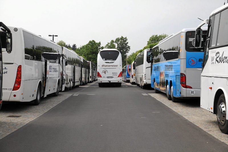 Autokary tylko dla białych? Kierownictwo linii dziś próbuje przekonać, że czarnoskórego mężczyzny nie wpuszczono na pokład z powodu zbyt dużego bagażu.