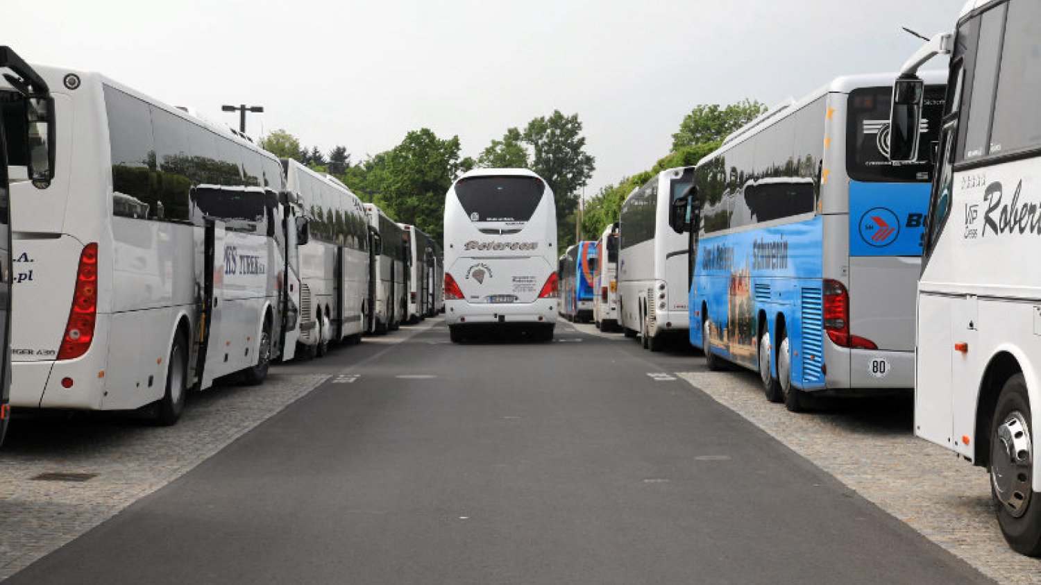 Autokary tylko dla białych? Kierownictwo linii dziś próbuje przekonać, że czarnoskórego mężczyzny nie wpuszczono na pokład z powodu zbyt dużego bagażu.
