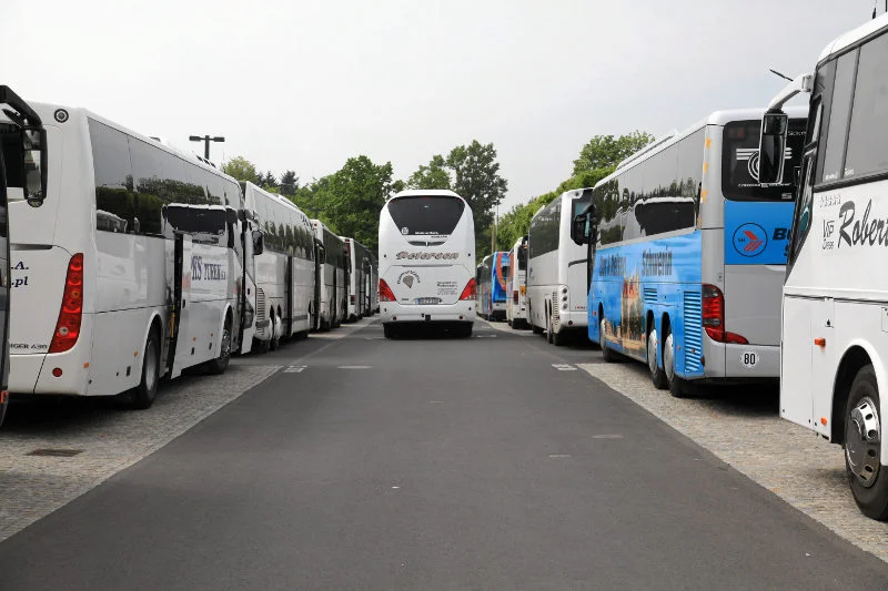 Autokary tylko dla białych? Kierownictwo linii dziś próbuje przekonać, że czarnoskórego mężczyzny nie wpuszczono na pokład z powodu zbyt dużego bagażu.