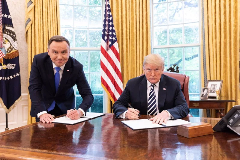Andrzej Duda nie dostał nawet krzesła do parafowania umowy.