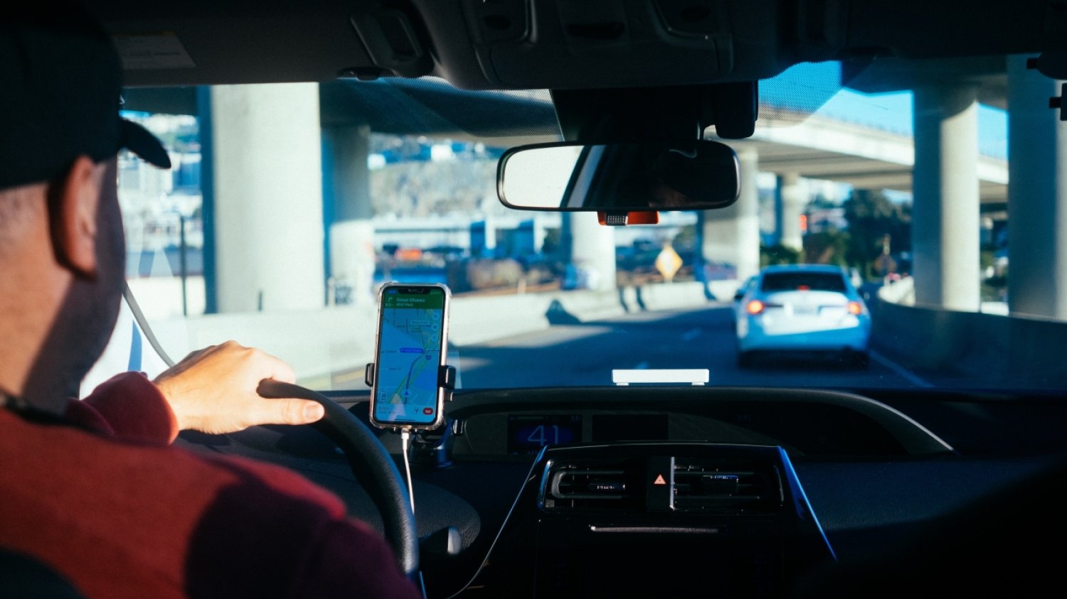 Uber, jeden z najpopularniejszych dostawców usług taksówkowych w Polsce, opublikował raport pt. "Kierunek: Bezpieczeństwo", w którym zawarł szereg postulatów na rzecz poprawy bezpieczeństwa pasażerów w branży przewozów