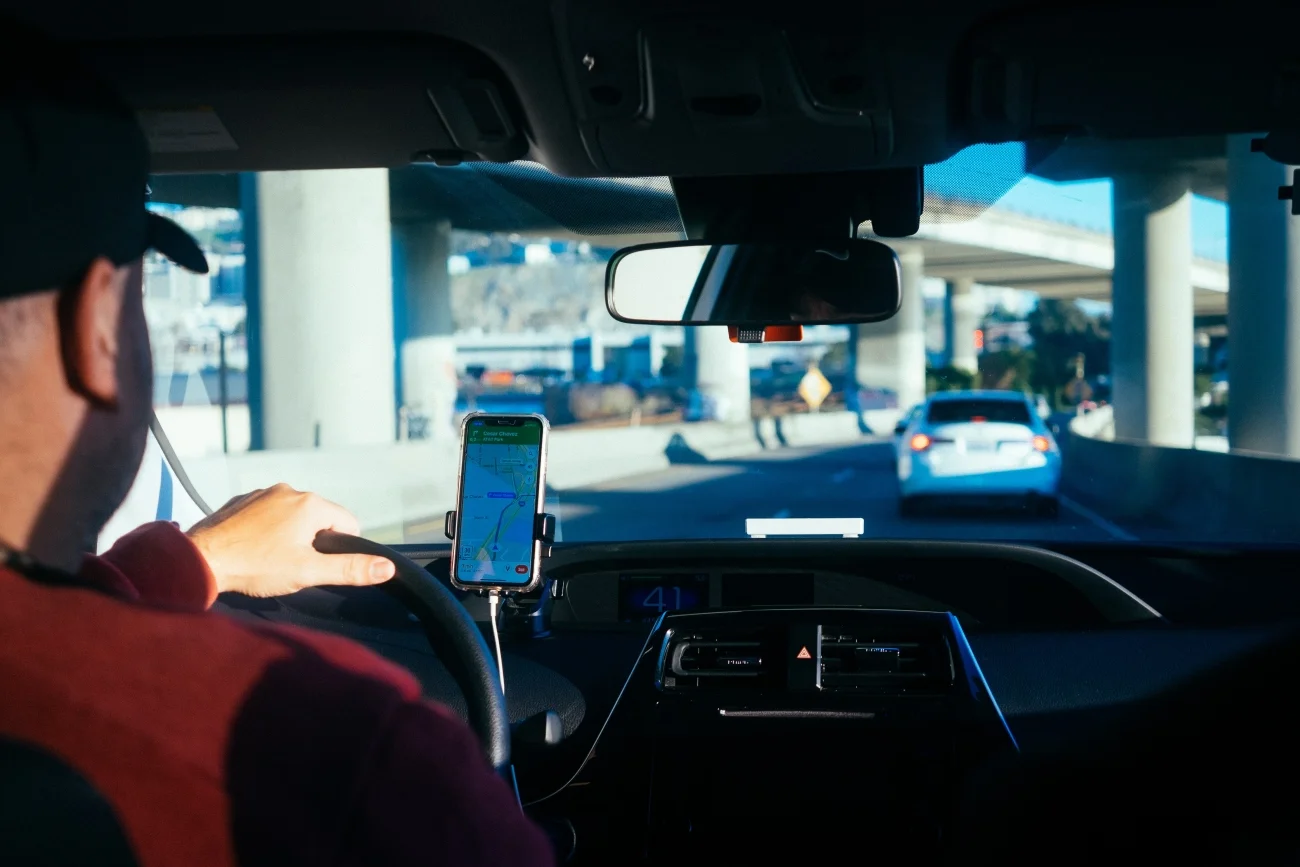 Uber, jeden z najpopularniejszych dostawców usług taksówkowych w Polsce, opublikował raport pt. "Kierunek: Bezpieczeństwo", w którym zawarł szereg postulatów na rzecz poprawy bezpieczeństwa pasażerów w branży przewozów