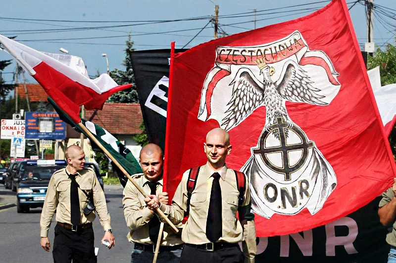 Przemarsz nacjonalistów z ONR ulicami jednego z polskich miast.