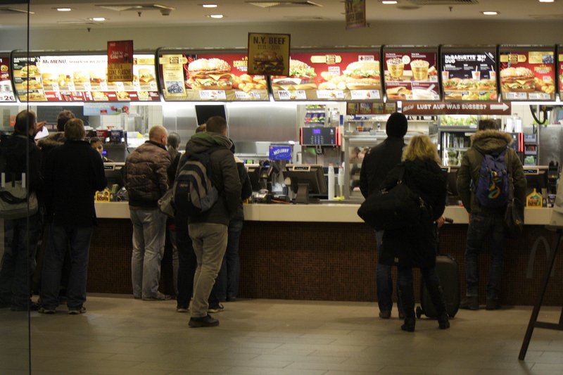 "Mówiłam że hamburger jest za słony, aby dostać drugiego". Nieuczciwi klienci zatruwają życie sprzedawców