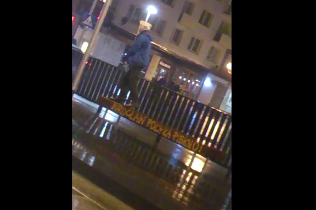 "Wrocław połyka piękno", czyli niszczenie przystanku "na żywo"