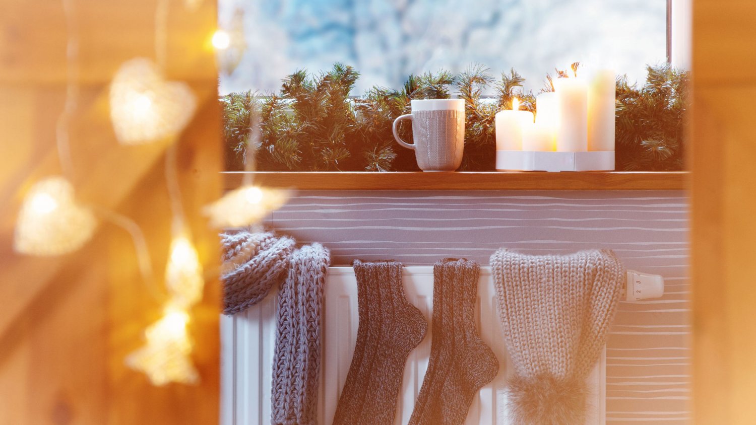 Hygge to klucz do szczęścia według Duńczyków. Wełniane skarpety, świece i gorąca kawa to podstawa hygge.