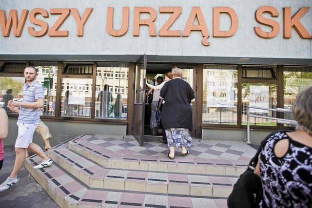 Gdyby wprowadzić wyższą kwotę wolną od podatku ubodzy Polacy  nie musieliby płacić absurdalnego podatku dochodowego