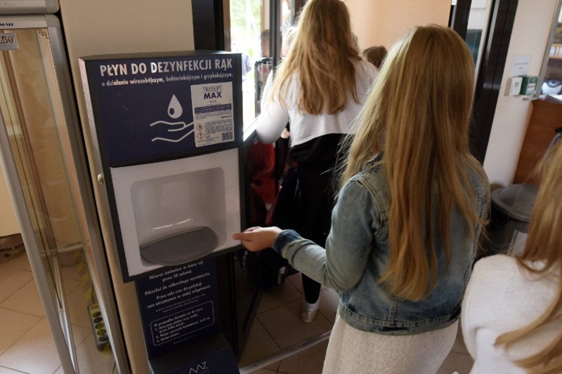 W Kobyłce zamówili bramki detekcyjne dla szkół do pomiaru temperatury. W całej Polsce szkoły do ostatniej chwili dwoiły się i troiły, by zapewnić uczniom bezpieczeństwo. Na zdjęciu szkoła Olsztynie.