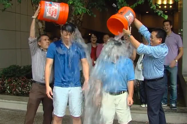 Jonathan Ling i Philip Wong z Johns Hopkins School of Medicine sami wzięli udział w Ice Bucket Challenge