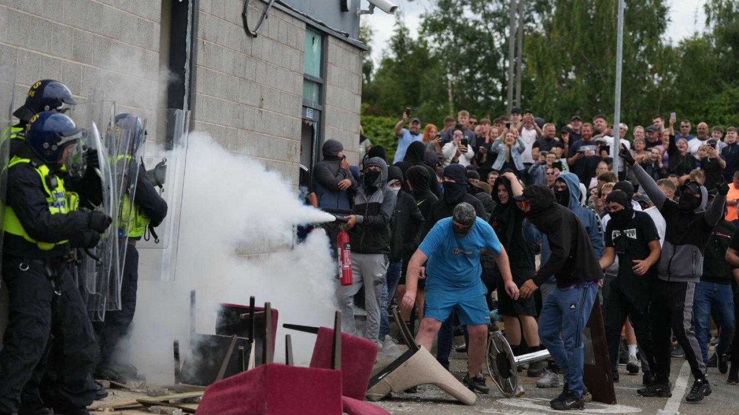Dantejskie sceny w Wielkiej Brytanii. Demonstranci wdarli się do hotelu z imigrantami Oto przyczyny zamieszek w Wielkiej Brytanii. Rząd zwołał sztab COBRA