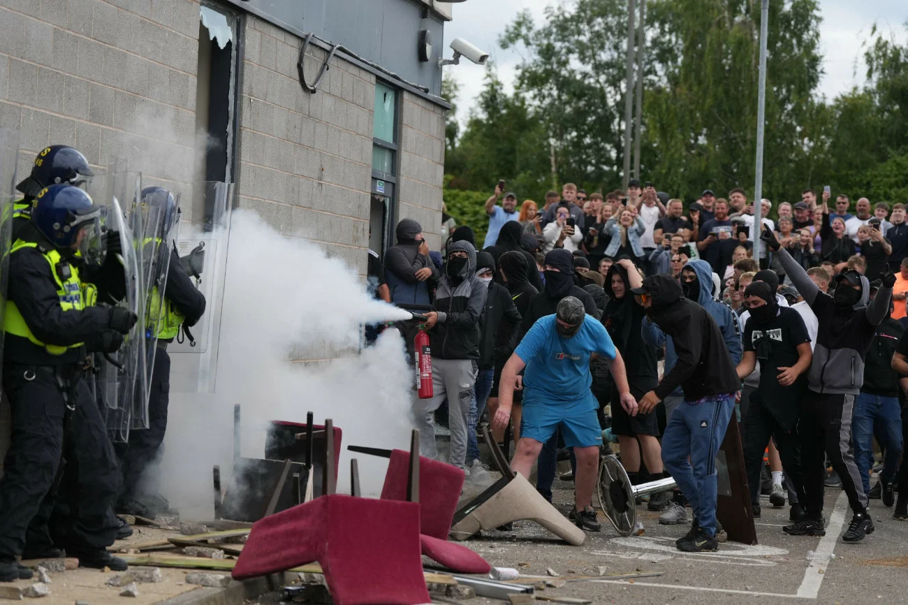 Dantejskie sceny w Wielkiej Brytanii. Demonstranci wdarli się do hotelu z imigrantami Oto przyczyny zamieszek w Wielkiej Brytanii. Rząd zwołał sztab COBRA