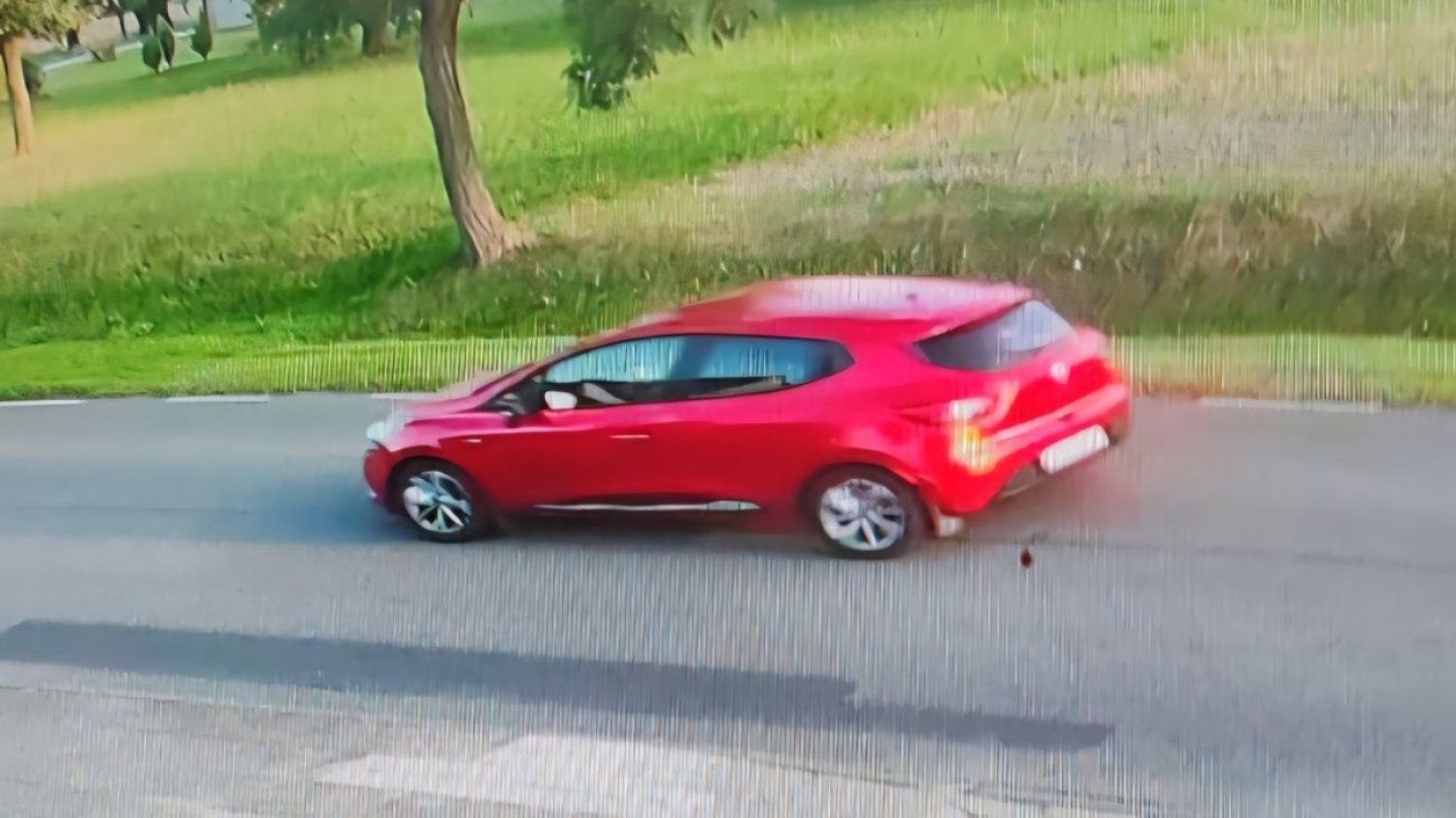 Policja szuka kobiety z czerwonego auta. Policja szuka kobiety z czerwonego auta.