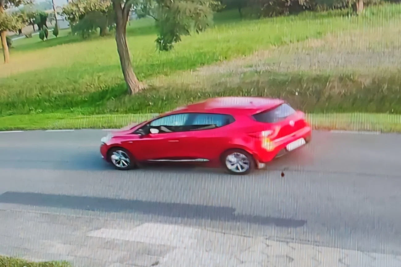 Policja szuka kobiety z czerwonego auta.