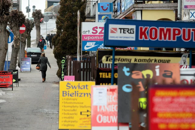 Natarczywa reklama to poważny problem polskich miast.
