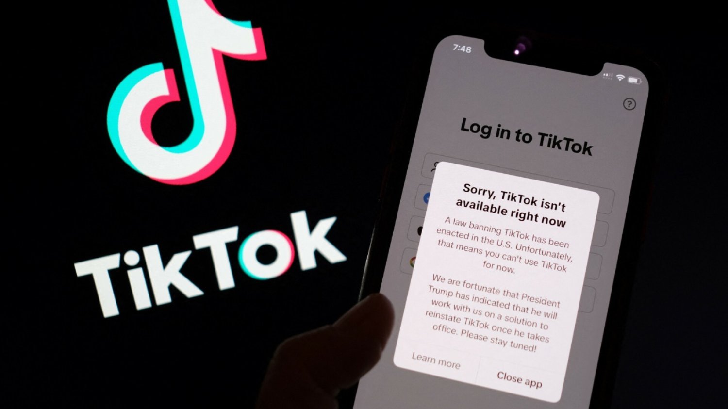 TikTok wyłączony w USA. Użytkownicy pokładają nadzieję w Trumpie. TikTok wyłączony w USA. Europa też chce go zakazać.