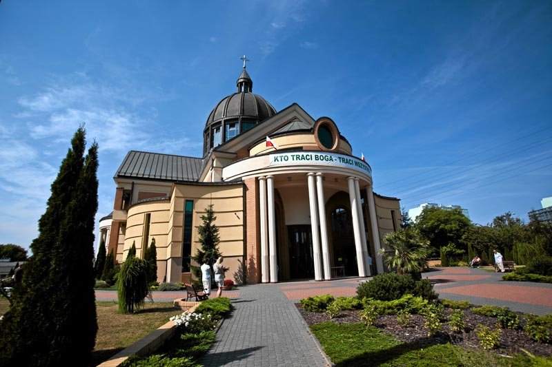 Polskie kościoły katolickie muszą mieć określone godziny otwarte i zazwyczaj być zamknięte całymi dniami?