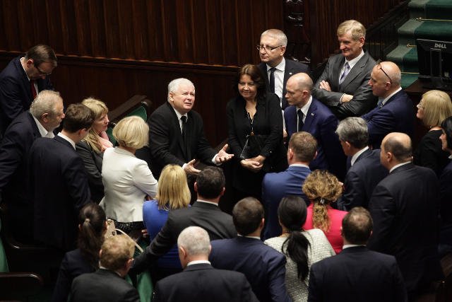Według partii opozycyjnych PiS działa niedemokratycznie.