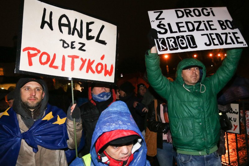 Mieszkańcy Krakowa protestowali przeciwko upolitycznieniu Wawelu.