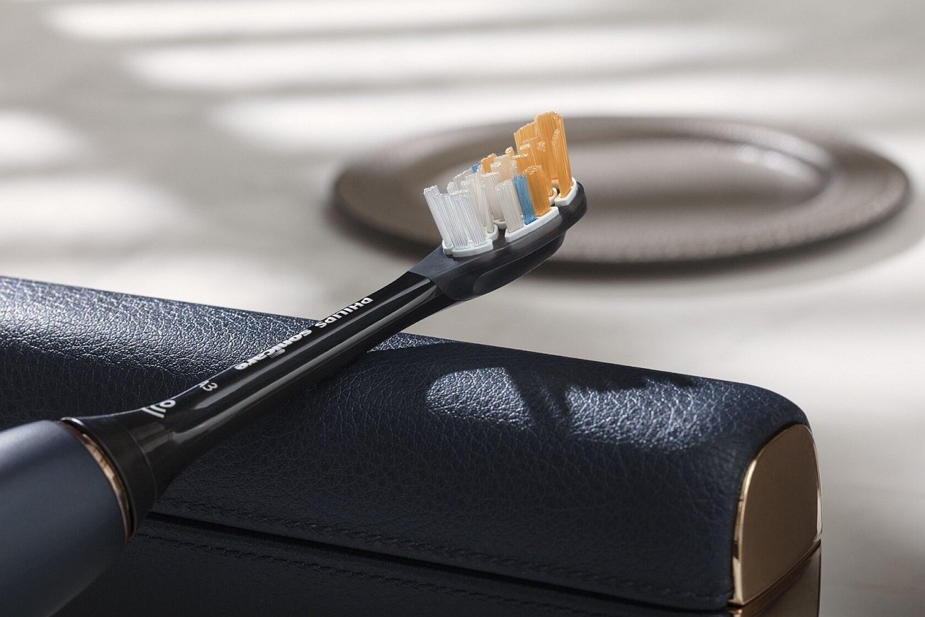 Szczoteczka soniczna Philips Sonicare Prestige 9900 to model, który wyznacza nowy standard w czyszczeniu zębów i zarazem pierwsza tego rodzaju szczoteczka, która w inteligentny sposób dostosowuje się do indywidualnych potrzeb swojego użytkownika.