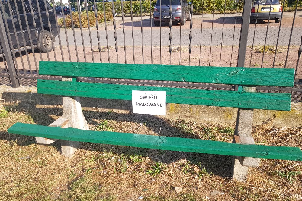 Remont ławki jeszcze nie został zakończony, brakująca deska ma wkrótce zostać przykręcona.
