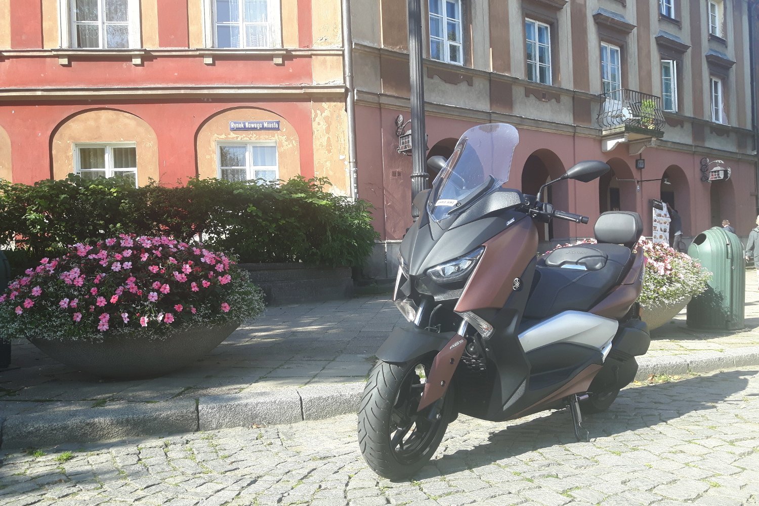 Yamaha X-max 300 to doskonałe połączenie elegancji z nowoczesnością, podlane lekką nutą sportowych aspiracji.