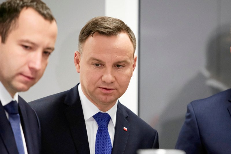 PiS wywiera coraz większą presję na Andrzeju Dudzie. Nawet za pomocą plotek.